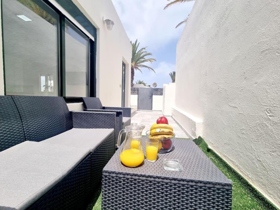 Pequeno Bungalow Firt Line Of The Sea Costa Teguise Dış mekan fotoğraf