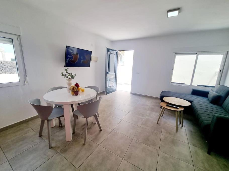 Pequeno Bungalow Firt Line Of The Sea Costa Teguise Dış mekan fotoğraf