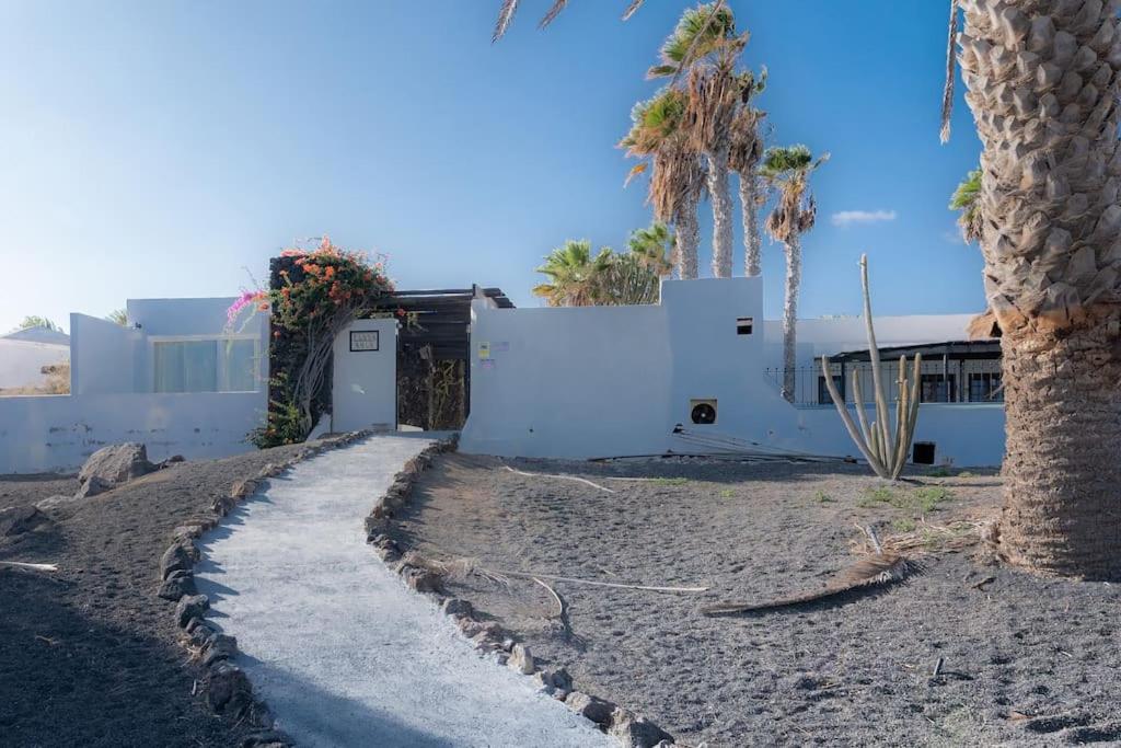 Pequeno Bungalow Firt Line Of The Sea Costa Teguise Dış mekan fotoğraf